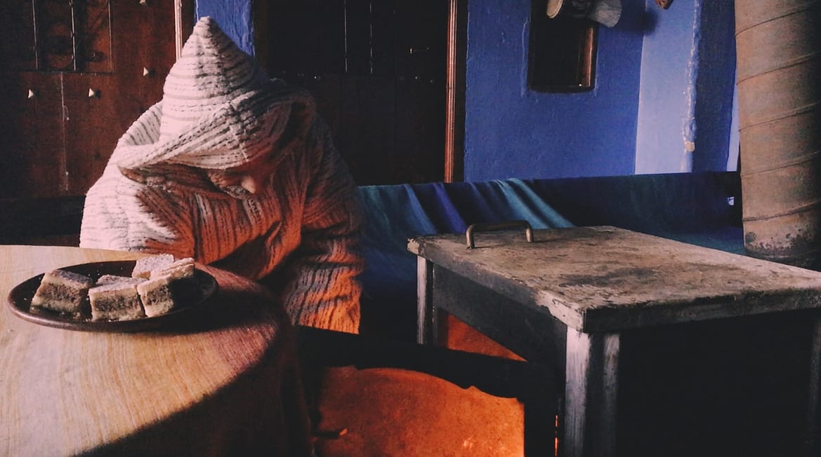 Homem berbere acendendo o fogo, Rif, Marrocos