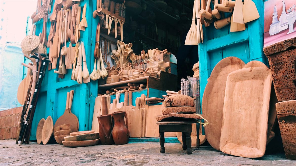Produtos em madeira a venda no souk de Chefchauen