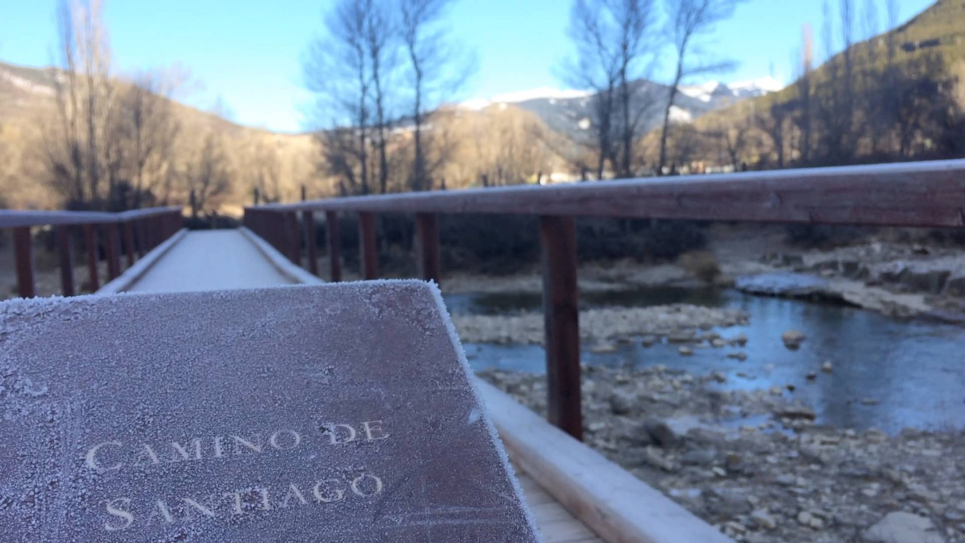 Gelo sobre ponte caminho de santiago